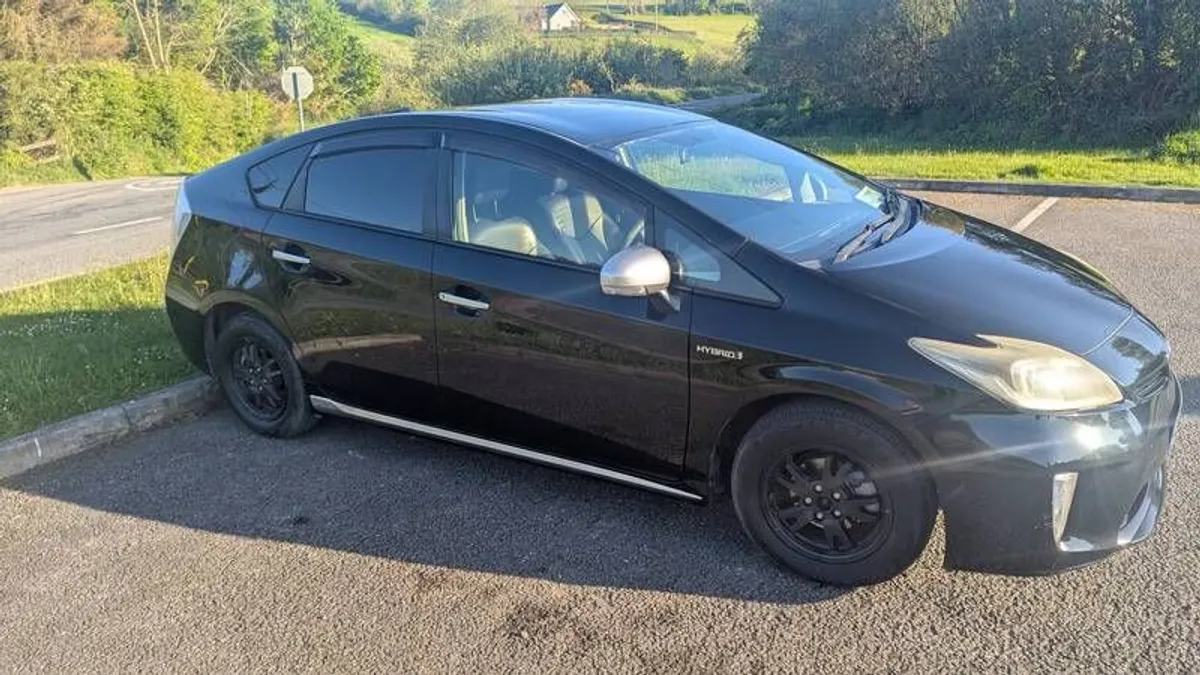 1.8 Toyota Prius Black Automatic Hybrid 145k low mileage - Image 3