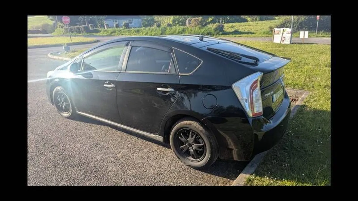 1.8 Toyota Prius Black Automatic Hybrid 145k low mileage - Image 4
