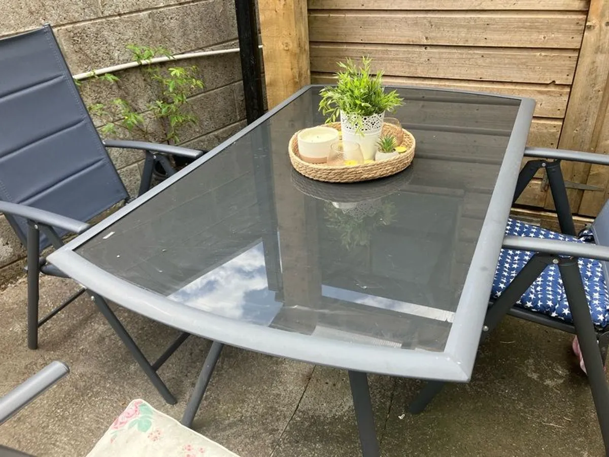 Outdoor table and chairs - Image 1