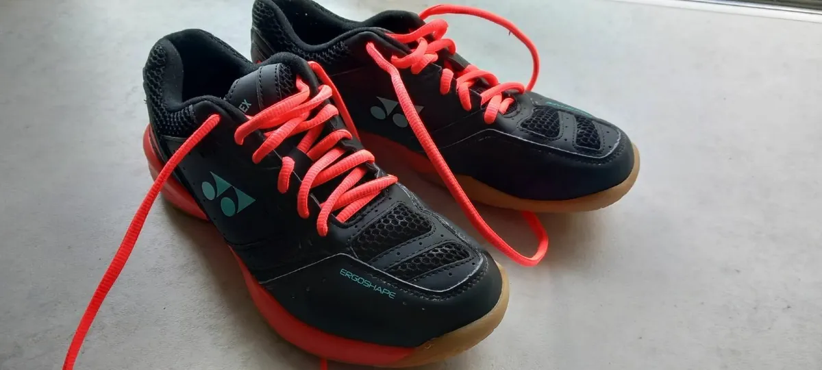 Yonex Badminton Shoes – Size EU 39.5 / UK 6.5 - Image 1