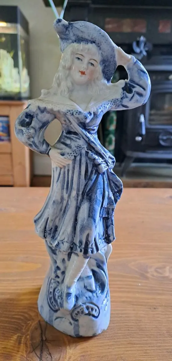 Blue and white figurine hollow inside - Image 1