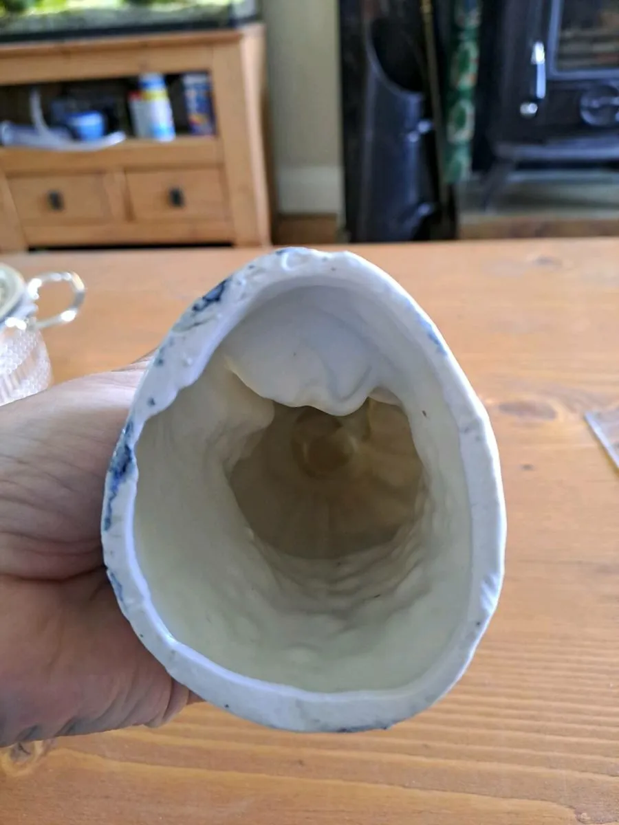 Blue and white figurine hollow inside - Image 2