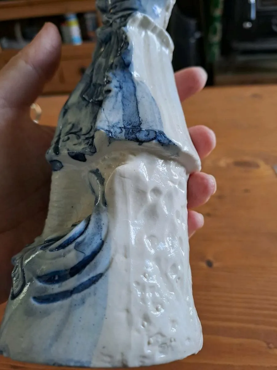 Blue and white figurine hollow inside - Image 3