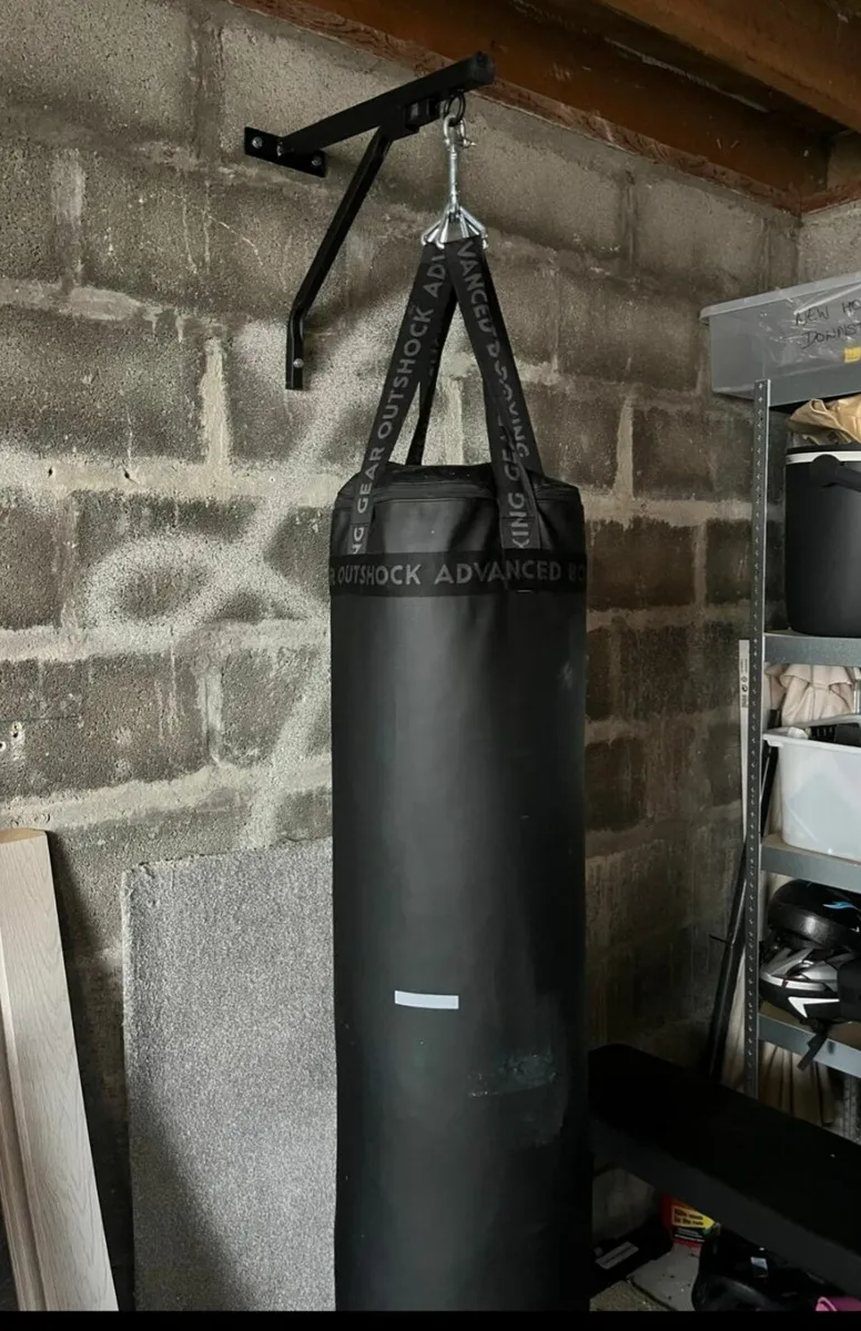 Heavy Punchbag + Gloves. - Image 1