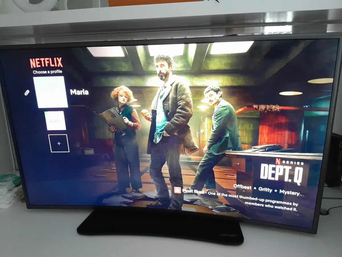46 inch Samsung Television Smart TV with stand - Image 3