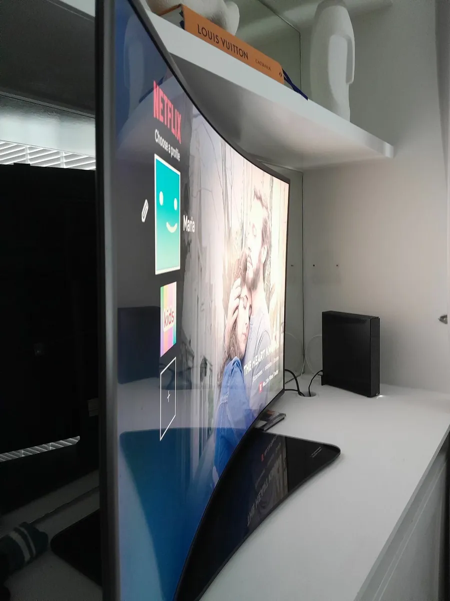 46 inch Samsung Television Smart TV with stand - Image 4