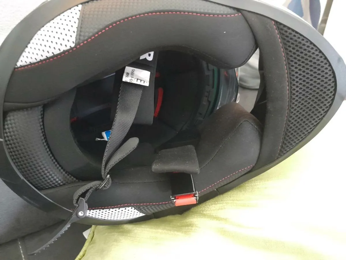 Motorcycle helmet - Image 2