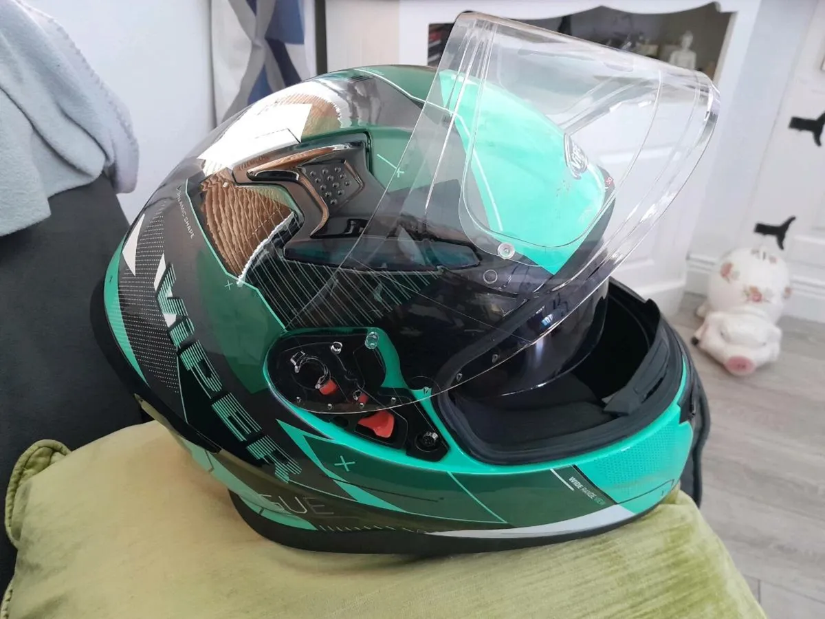 Motorcycle helmet - Image 1