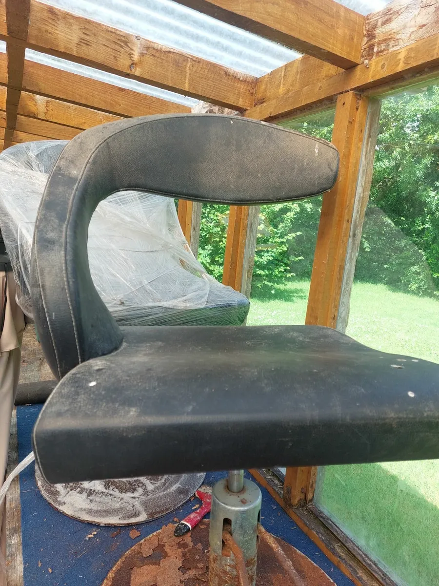 Salon chairs - Image 1