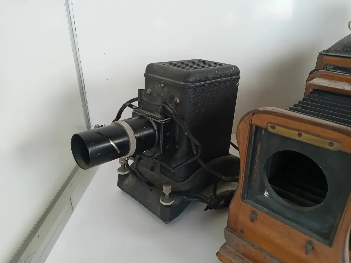 Joblot of 3 Old Projectors and 1 Transformer - Image 3