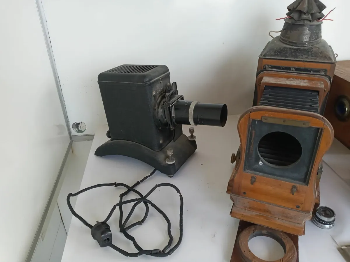 Joblot of 3 Old Projectors and 1 Transformer - Image 4
