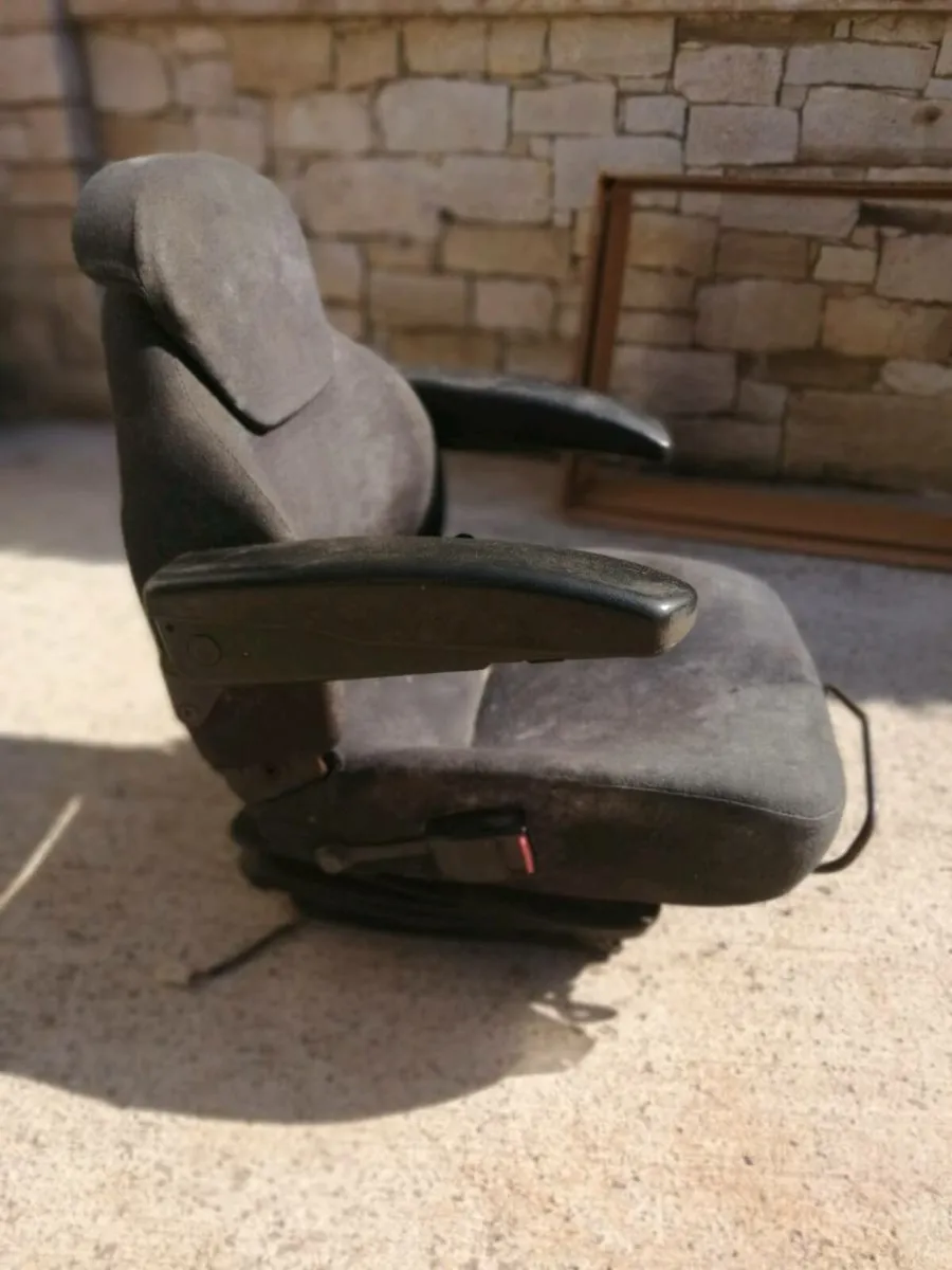 Tractor air seat and loader. - Image 1