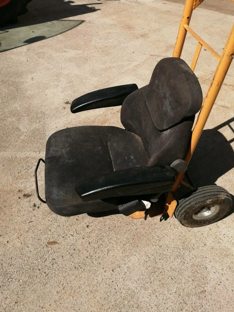 Tractor air seat and loader. - Image 3