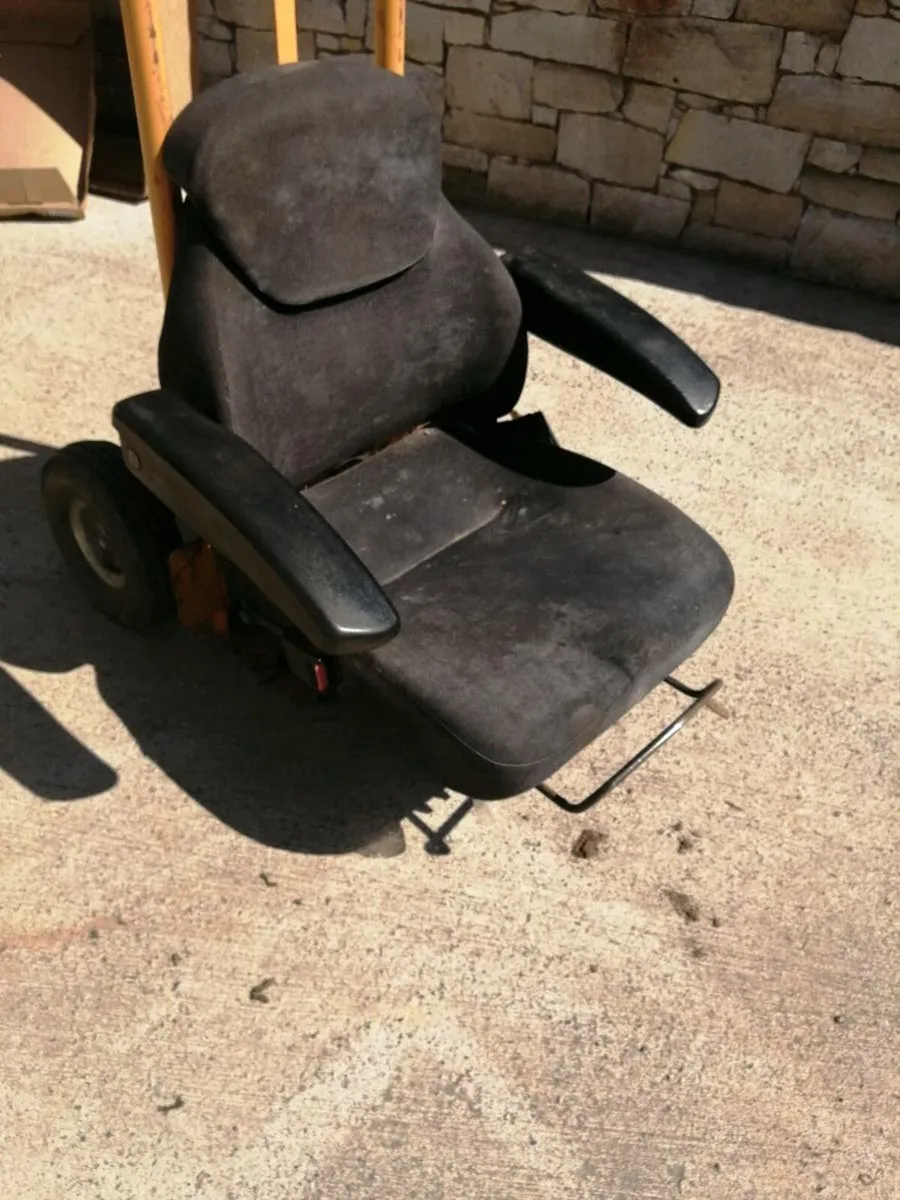 Tractor air seat and loader. - Image 4