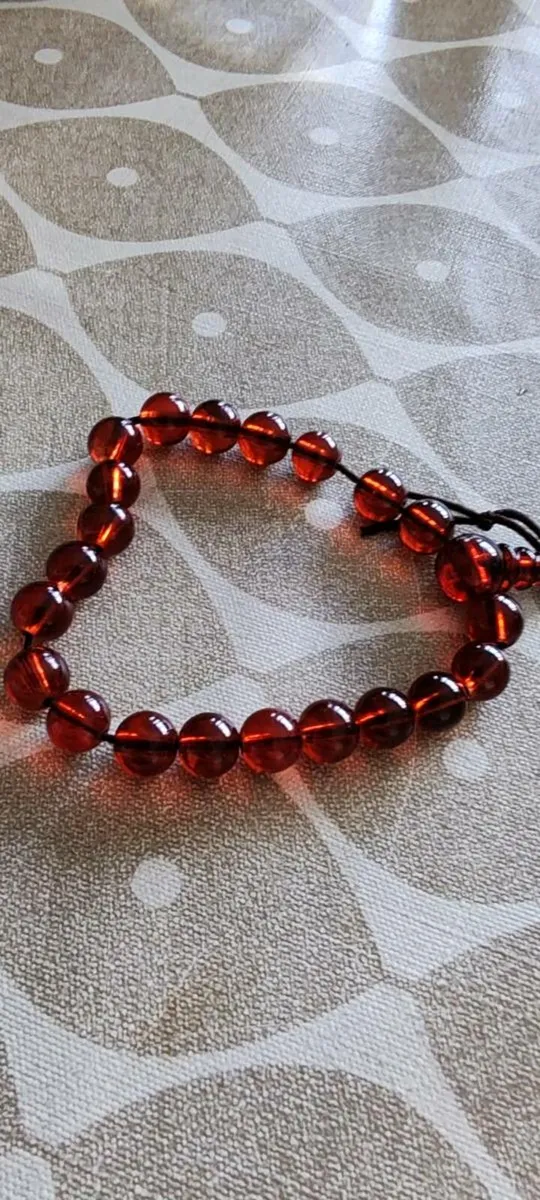 Red glass beaded bracelet - Image 1