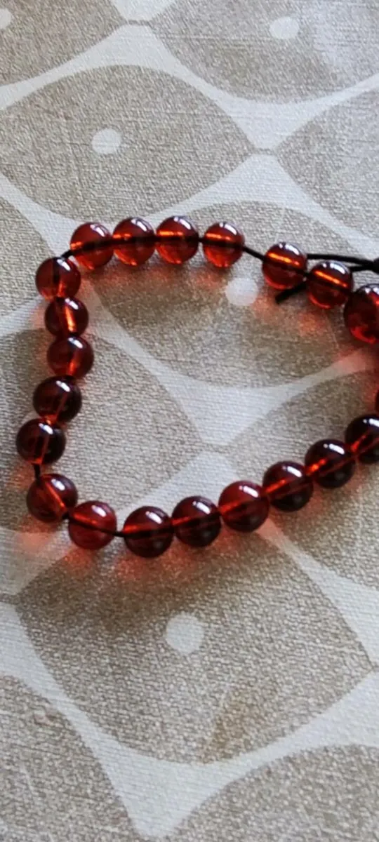 Red glass beaded bracelet - Image 2