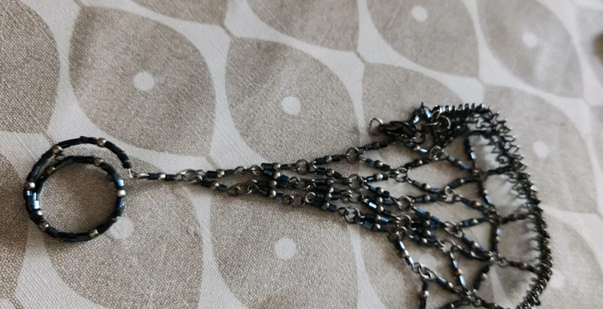 Retro beaded hand jewellery - Image 3