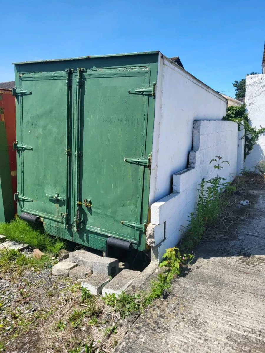 Containers and scrap free to go - Image 1