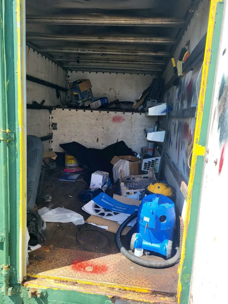 Containers and scrap free to go - Image 2