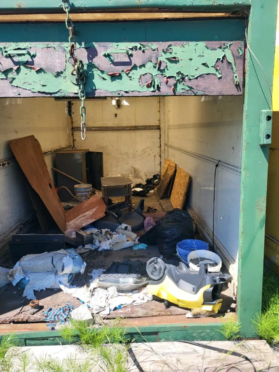Containers and scrap free to go - Image 3