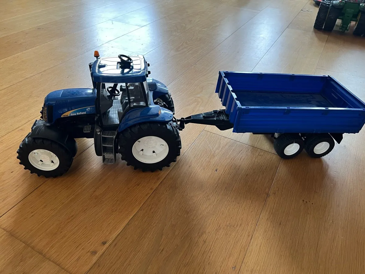 New Holland T8040 Tractor and Trailer - Image 2