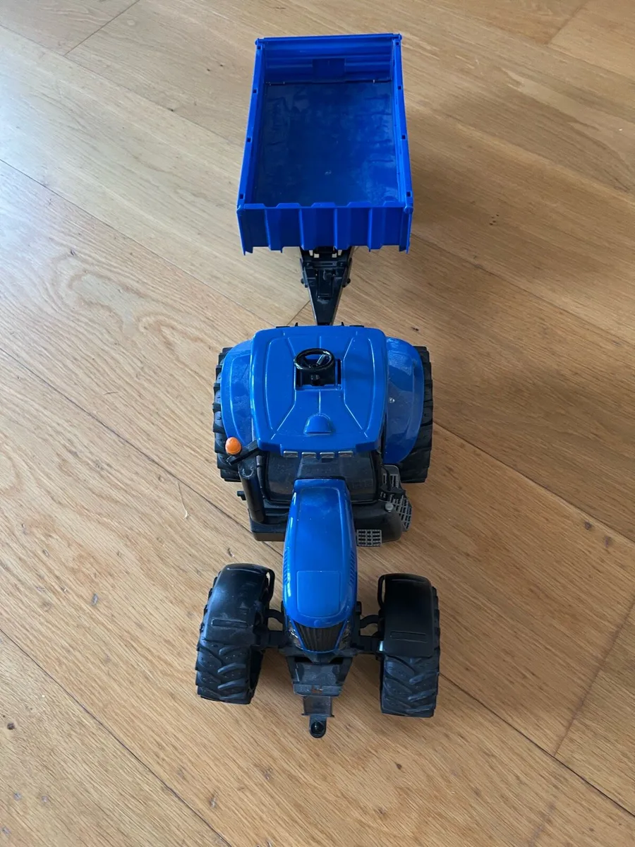 New Holland T8040 Tractor and Trailer - Image 3