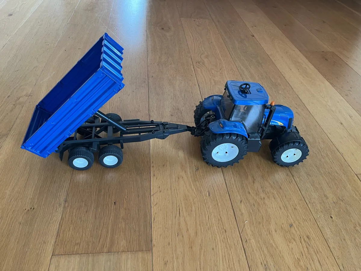 New Holland T8040 Tractor and Trailer - Image 4