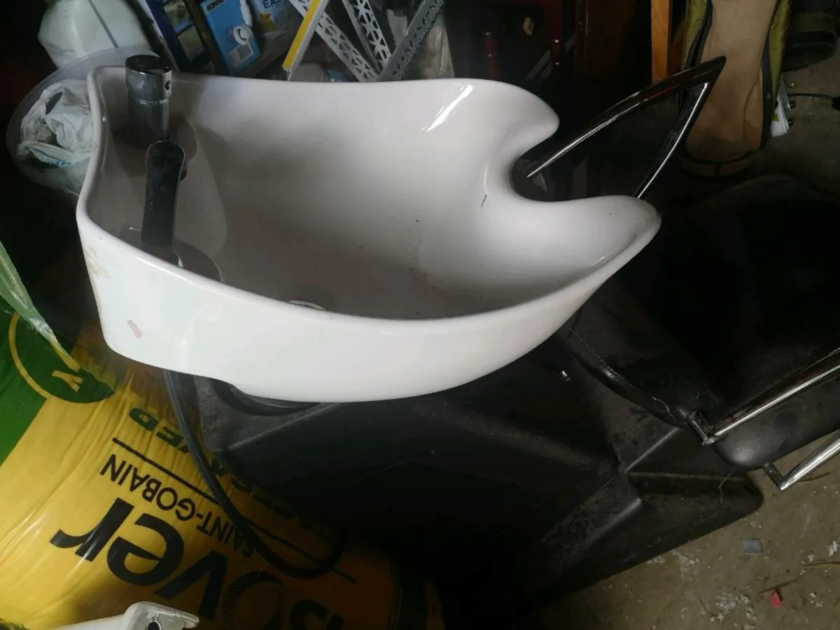 Salon chair with basin - Image 2