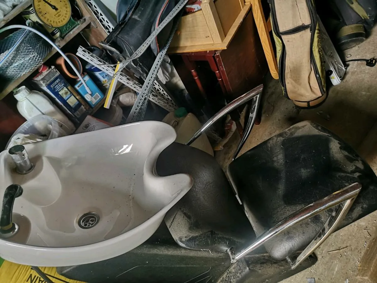 Salon chair with basin - Image 1