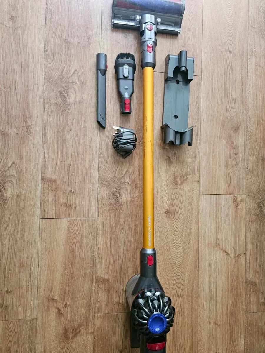 Dyson V7 absolute, comes with charger - Image 1