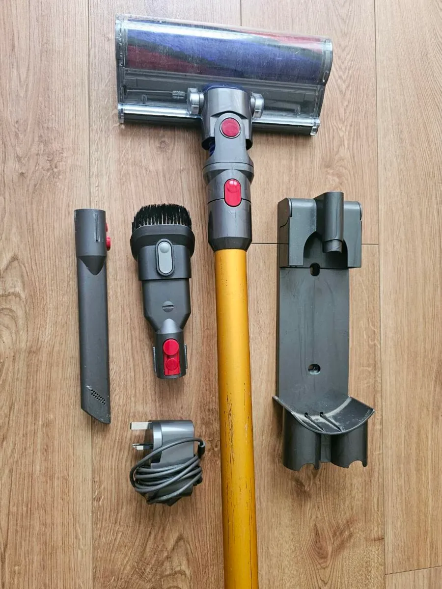 Dyson V7 absolute, comes with charger - Image 2