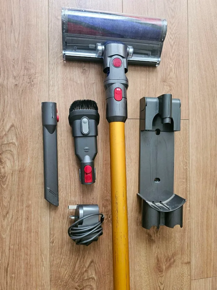 Dyson V7 absolute, comes with charger - Image 3