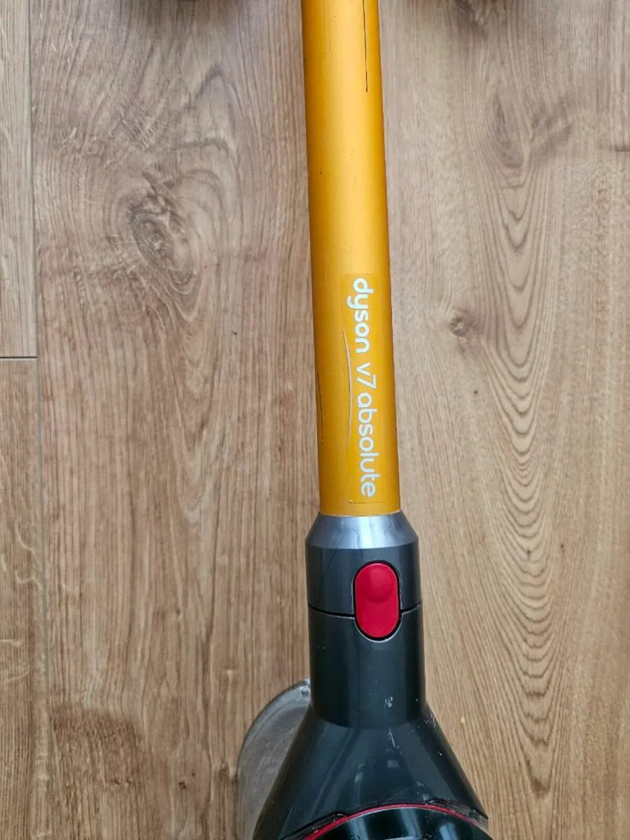Dyson V7 absolute, comes with charger - Image 4
