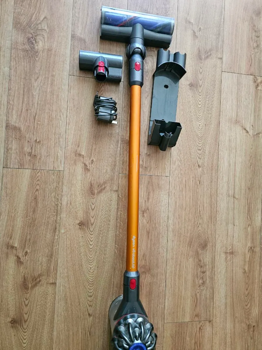 Dyson V8 absolute,comes with charger - Image 1