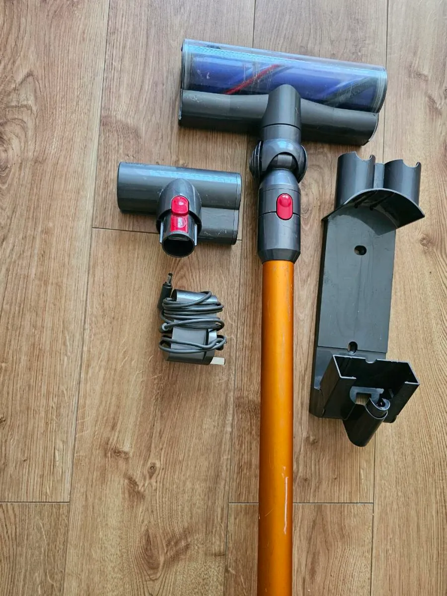 Dyson V8 absolute,comes with charger - Image 3