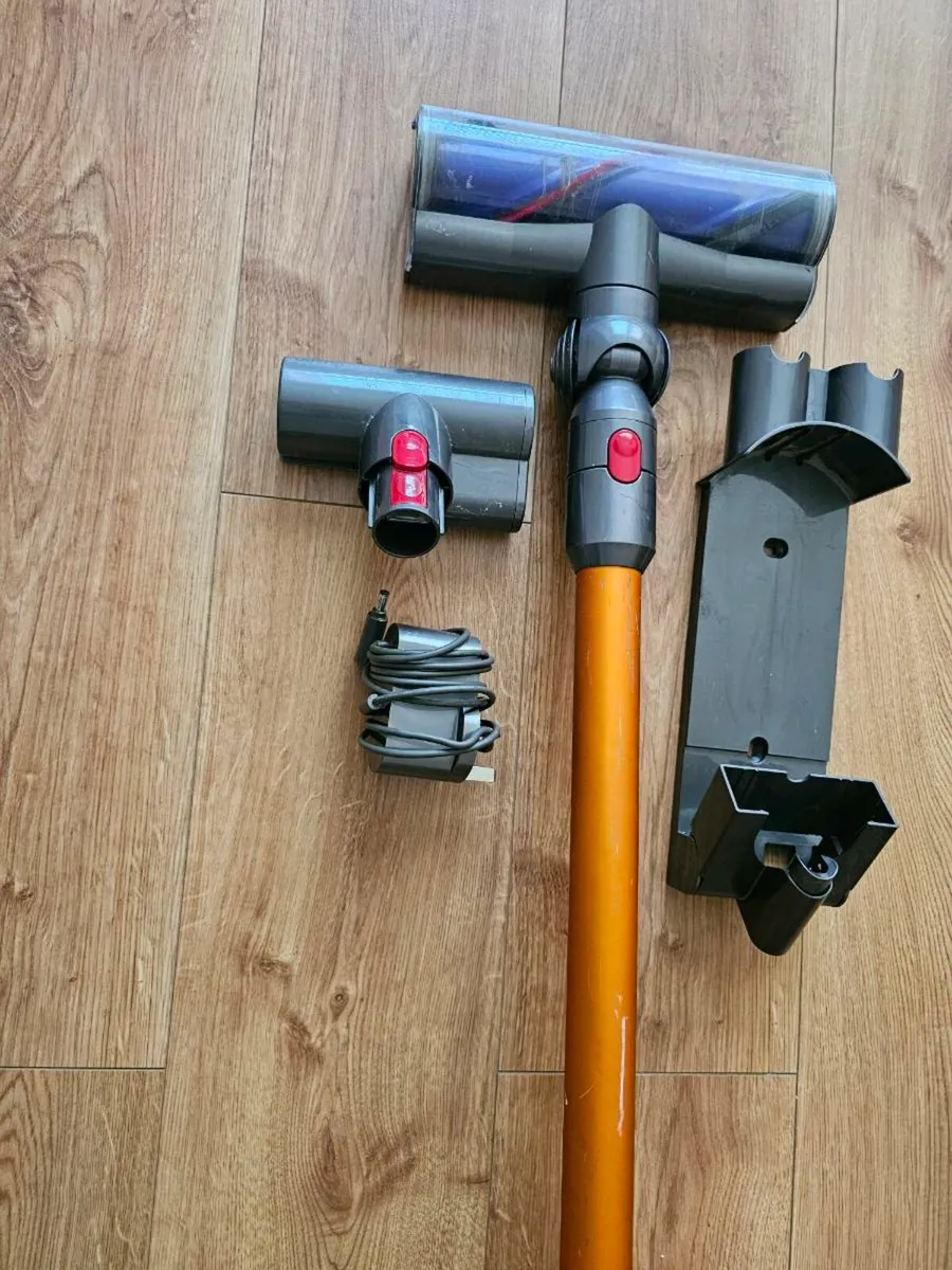 Dyson V8 absolute,comes with charger - Image 4