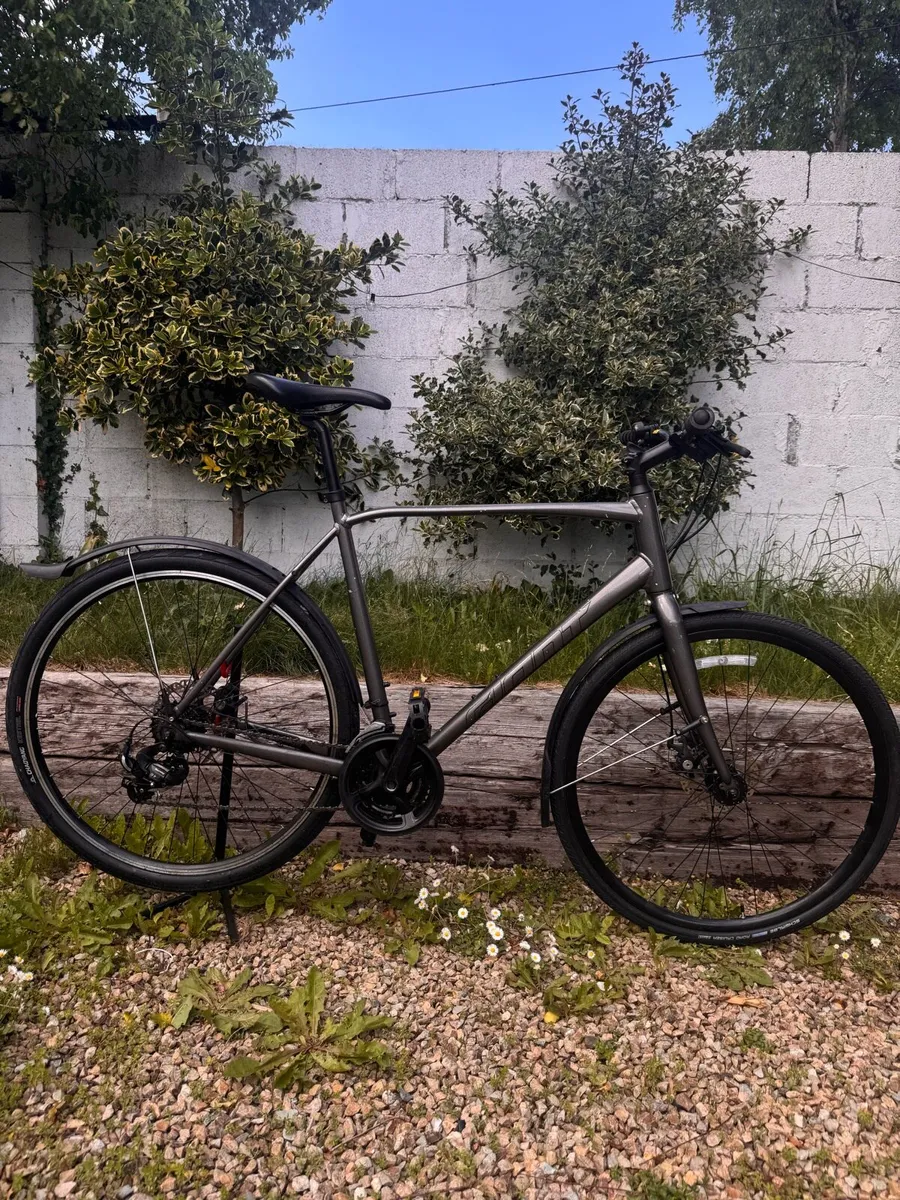 Giant Hybrid Men’s Hybrid Bike - Image 1