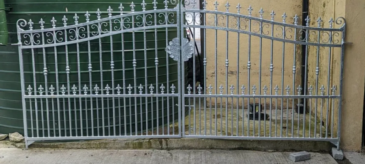 House entrance gates - Image 1
