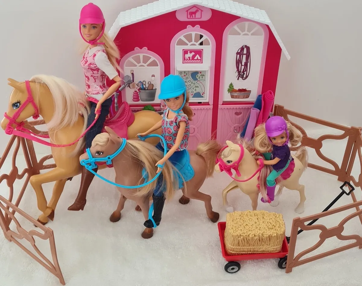 Barbie stable,3 horses and 3 dolls - Image 1