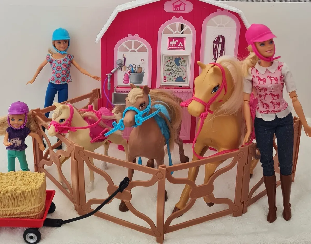 Barbie stable,3 horses and 3 dolls - Image 2