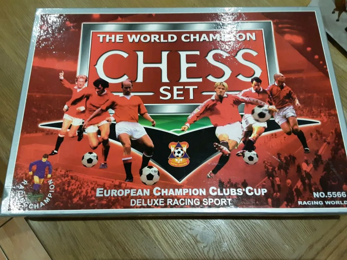 Manchester United Chess Set - Image 1