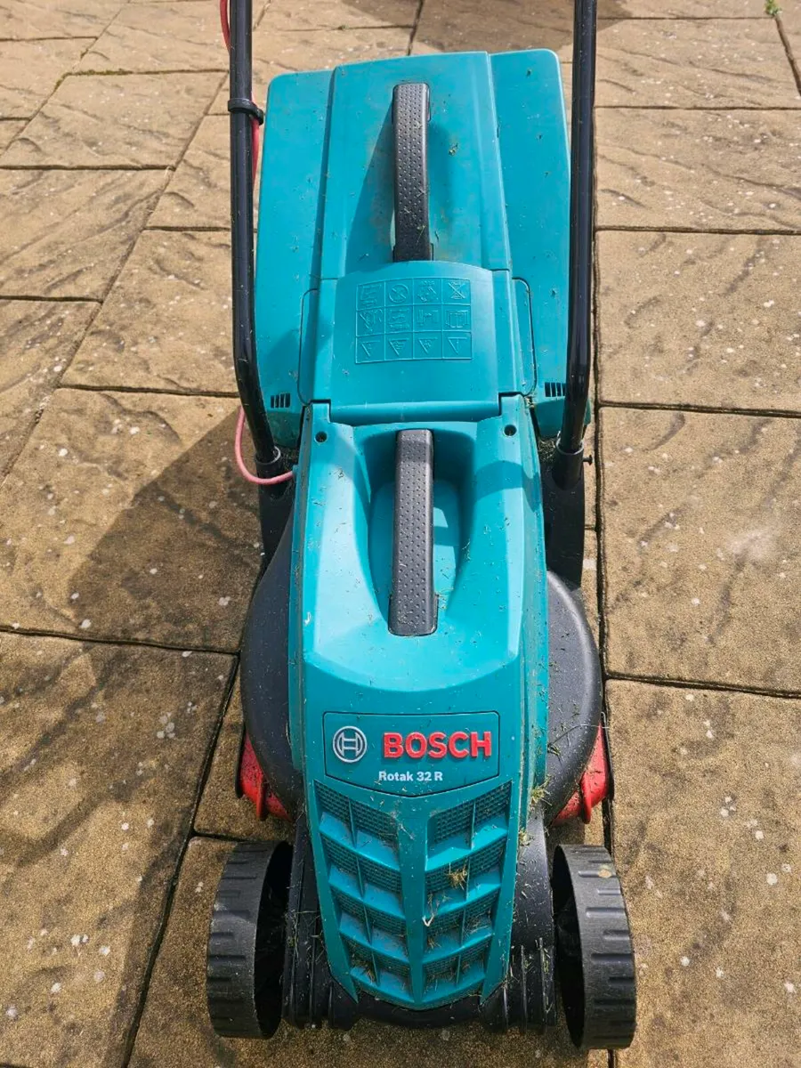 Bosch rotak 32 R electric lawnmower, excellent - Image 1