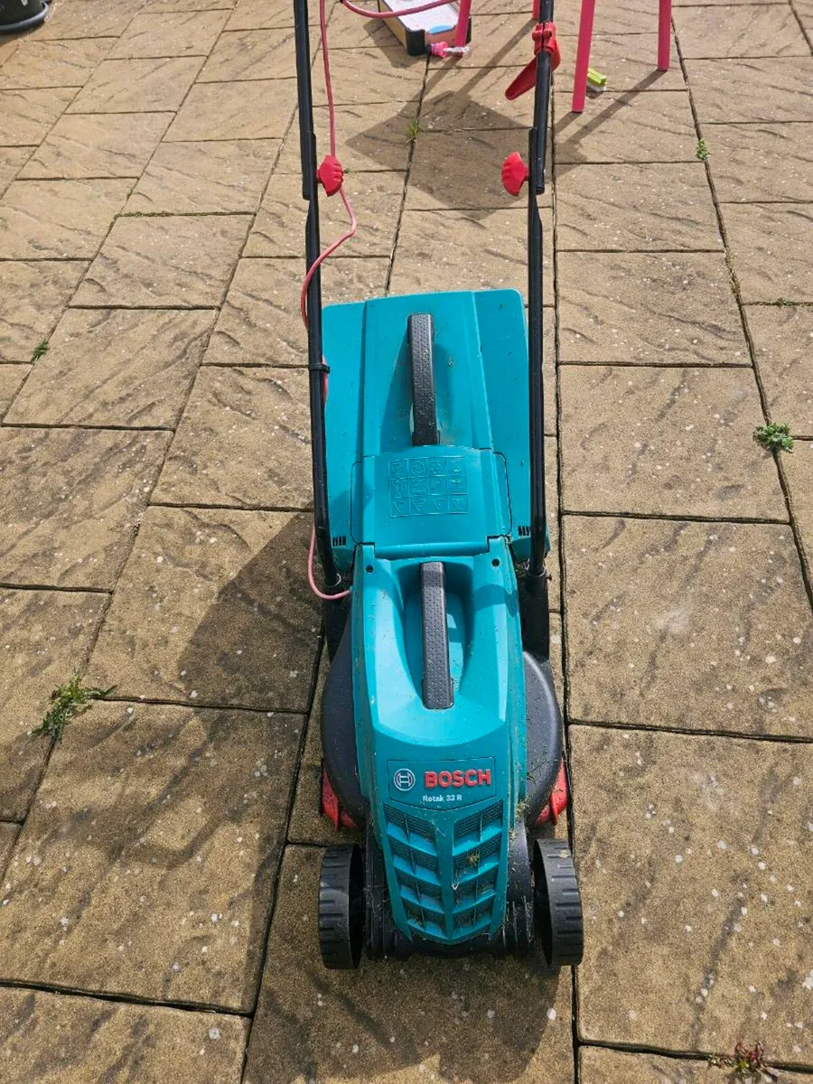 Bosch rotak 32 R electric lawnmower, excellent - Image 2