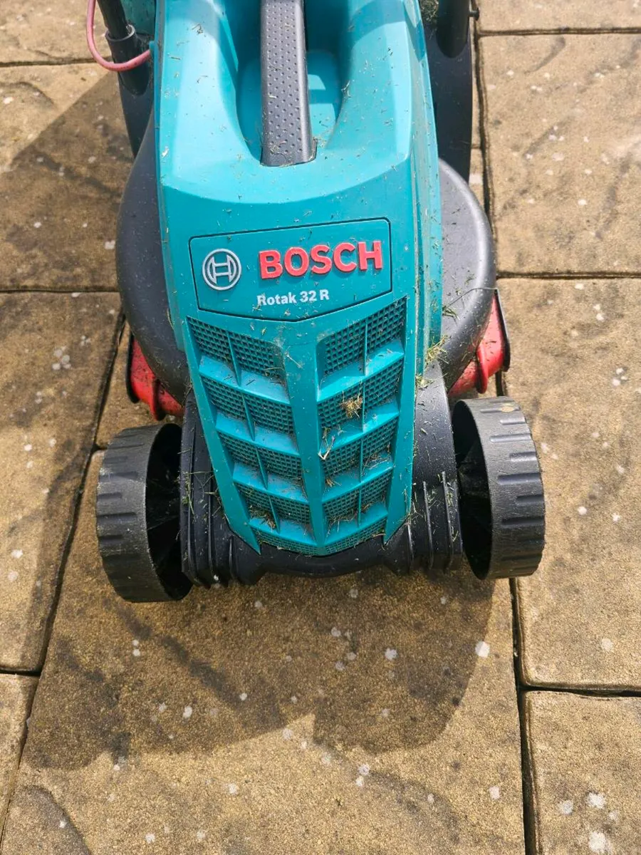 Bosch rotak 32 R electric lawnmower, excellent - Image 3