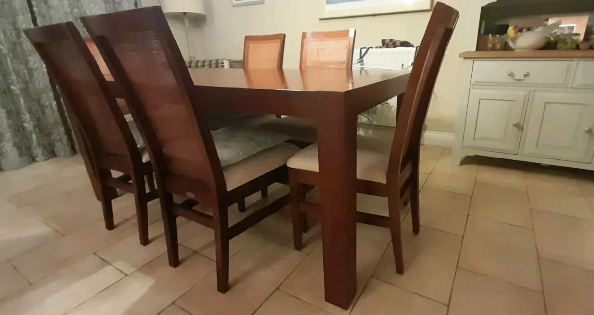 Kitchen table and chairs - Image 1