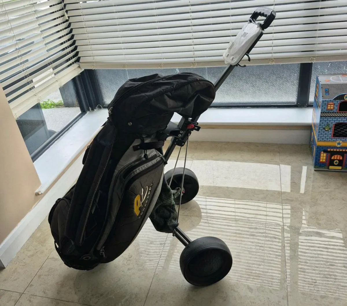 golf bag and trolley in good condition location Du - Image 2