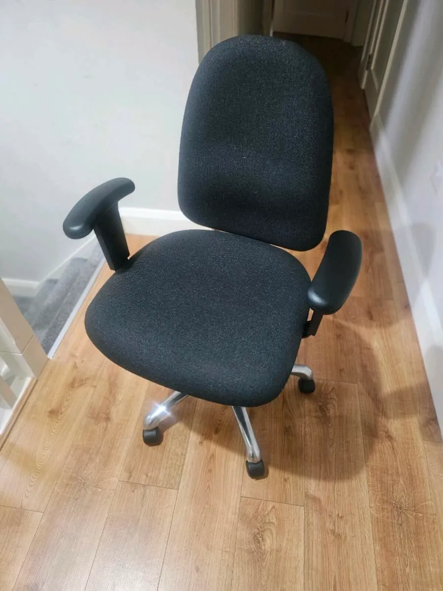 Office chair, adjustable, excellent condition - Image 1