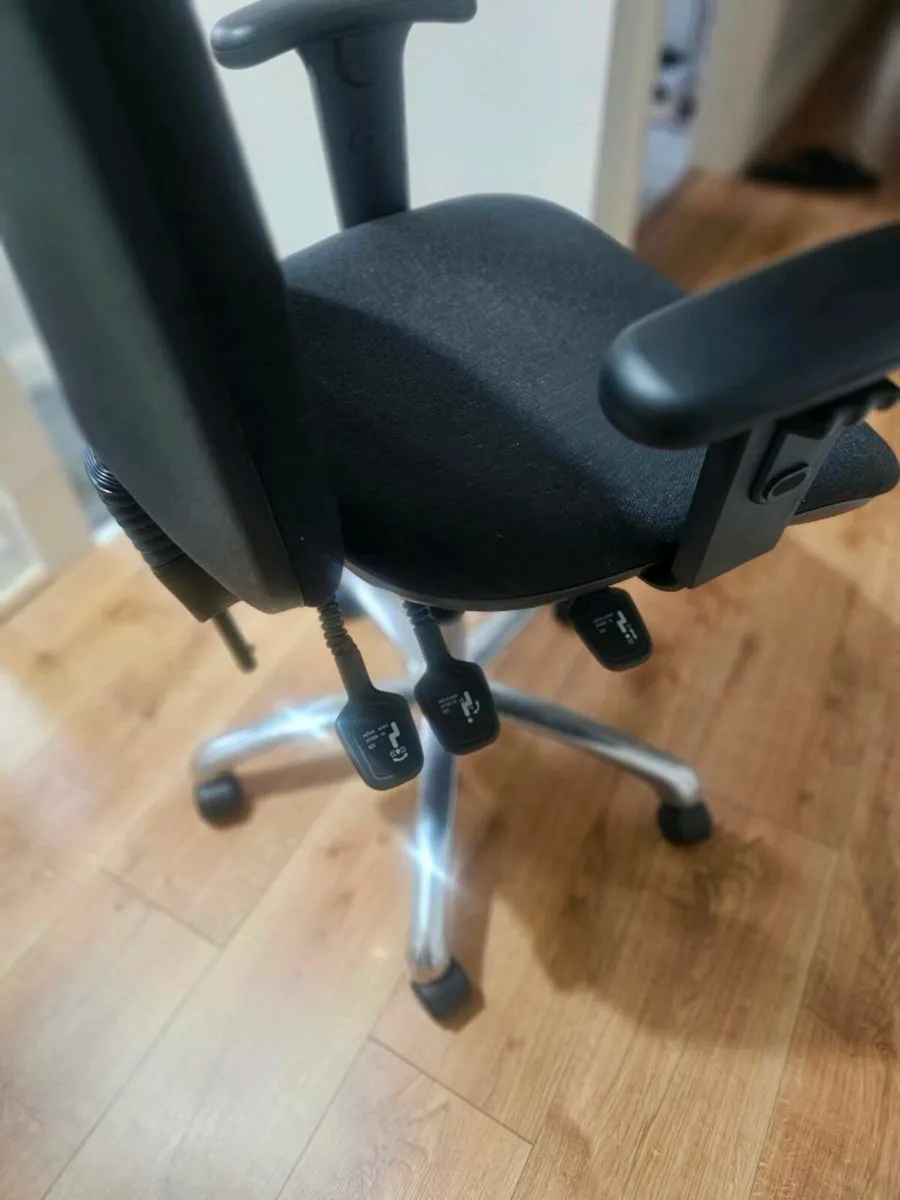 Office chair, adjustable, excellent condition - Image 2