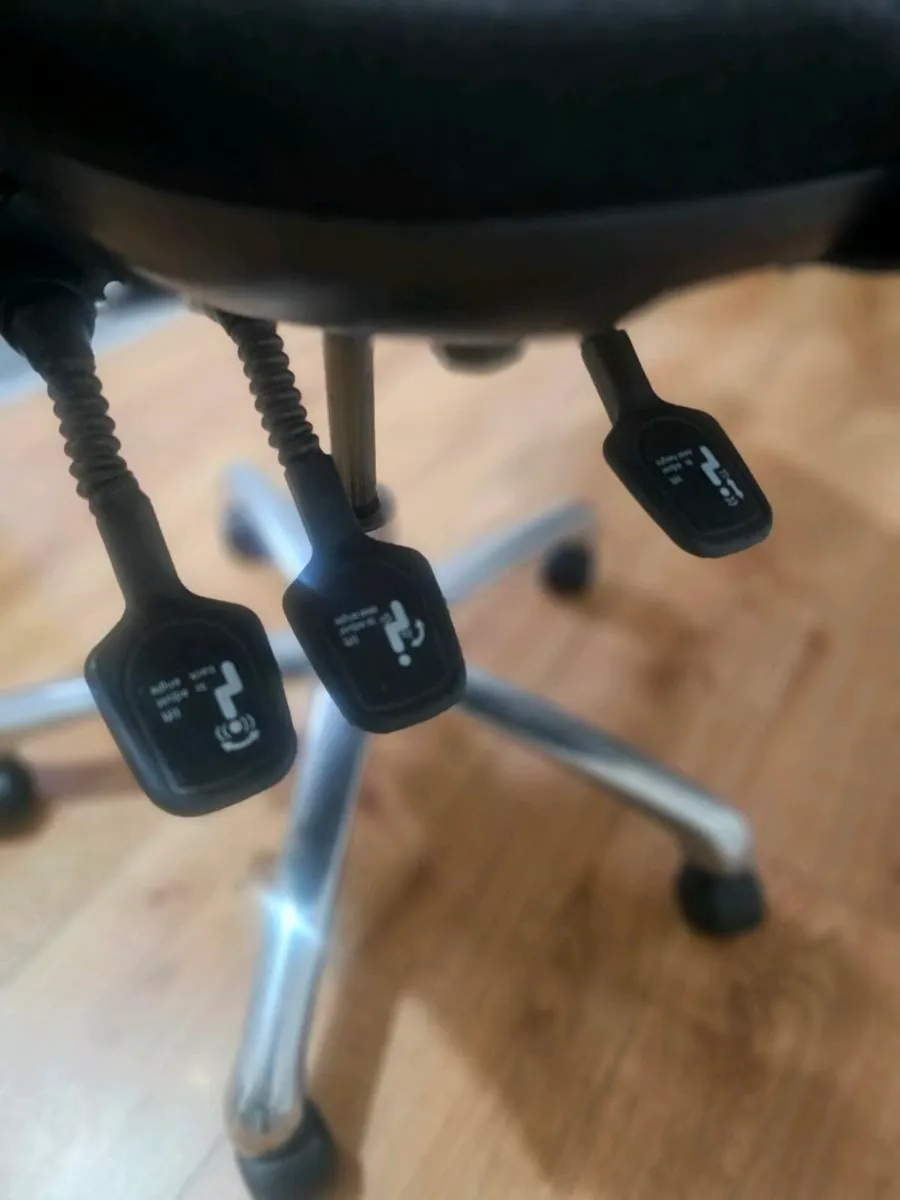 Office chair, adjustable, excellent condition - Image 3