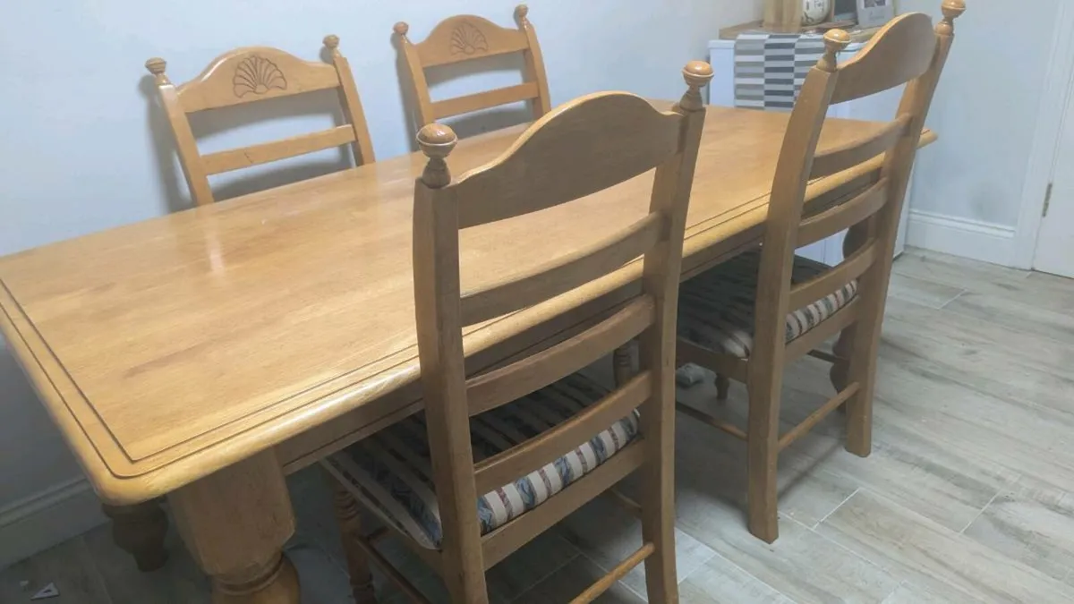Kitchen table and chairs - Image 1